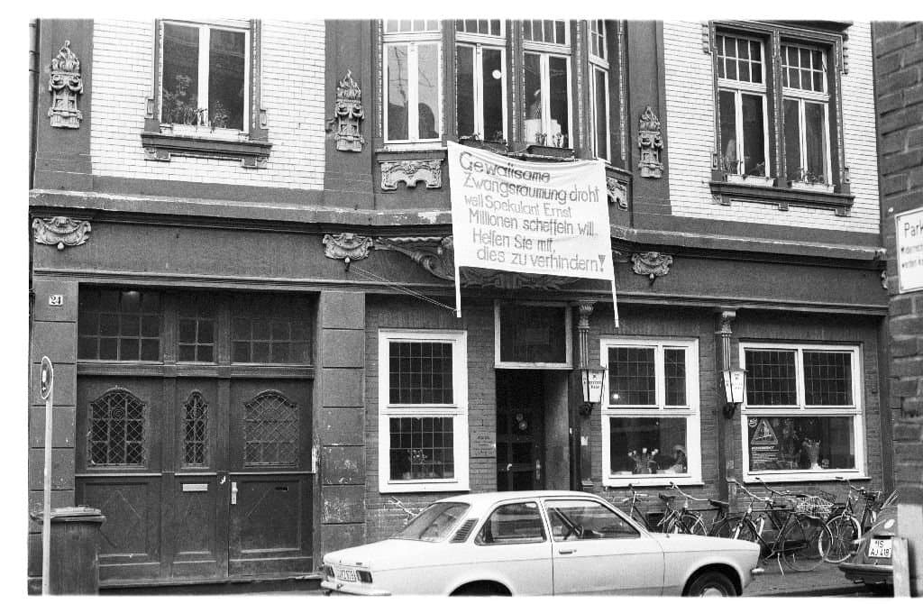 Die Fassade voller Transparente, 1970er