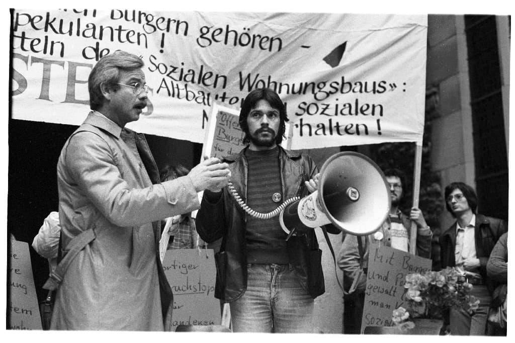Kundgebung mit Megafon vor dem Haus, 1970er