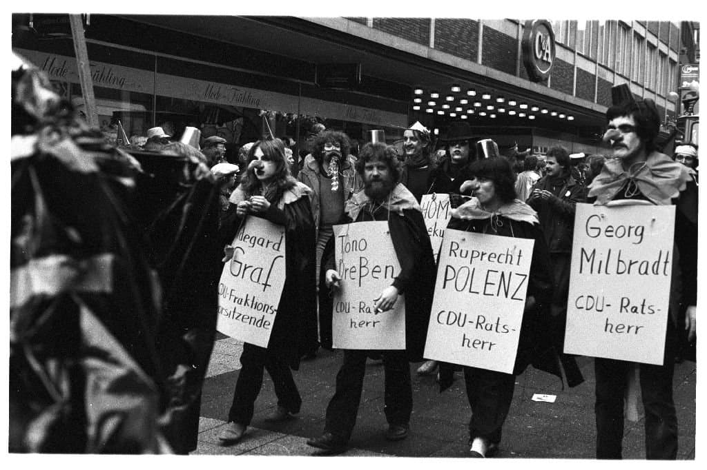 Demonstration mit Protestschildern