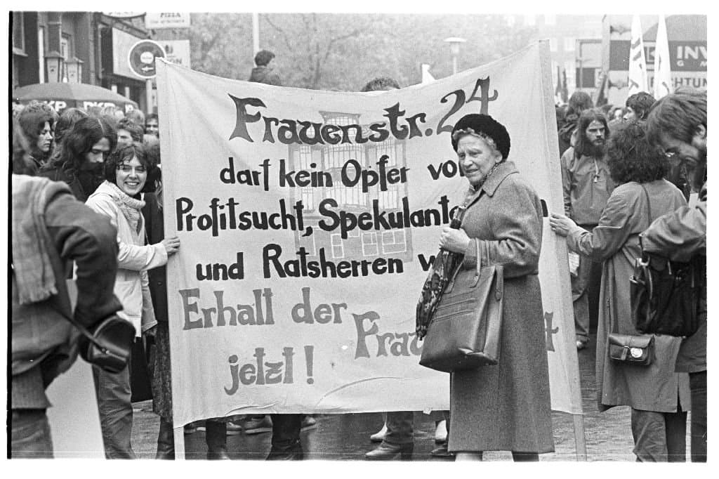 Mit Transparent auf der Straße