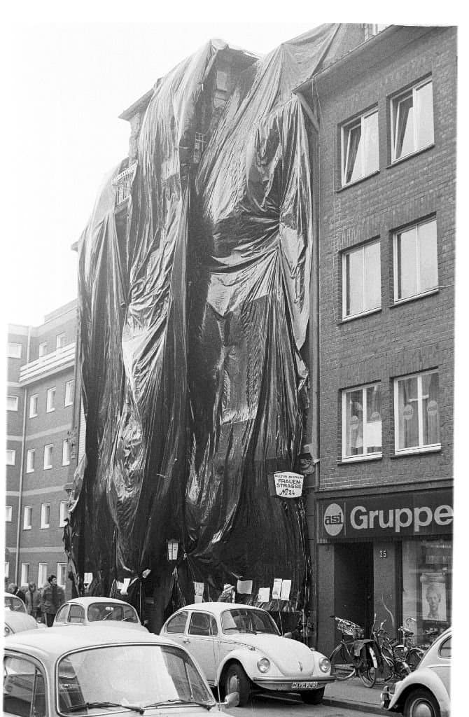 Die verhüllte Fassade von der Straße aus, 1979