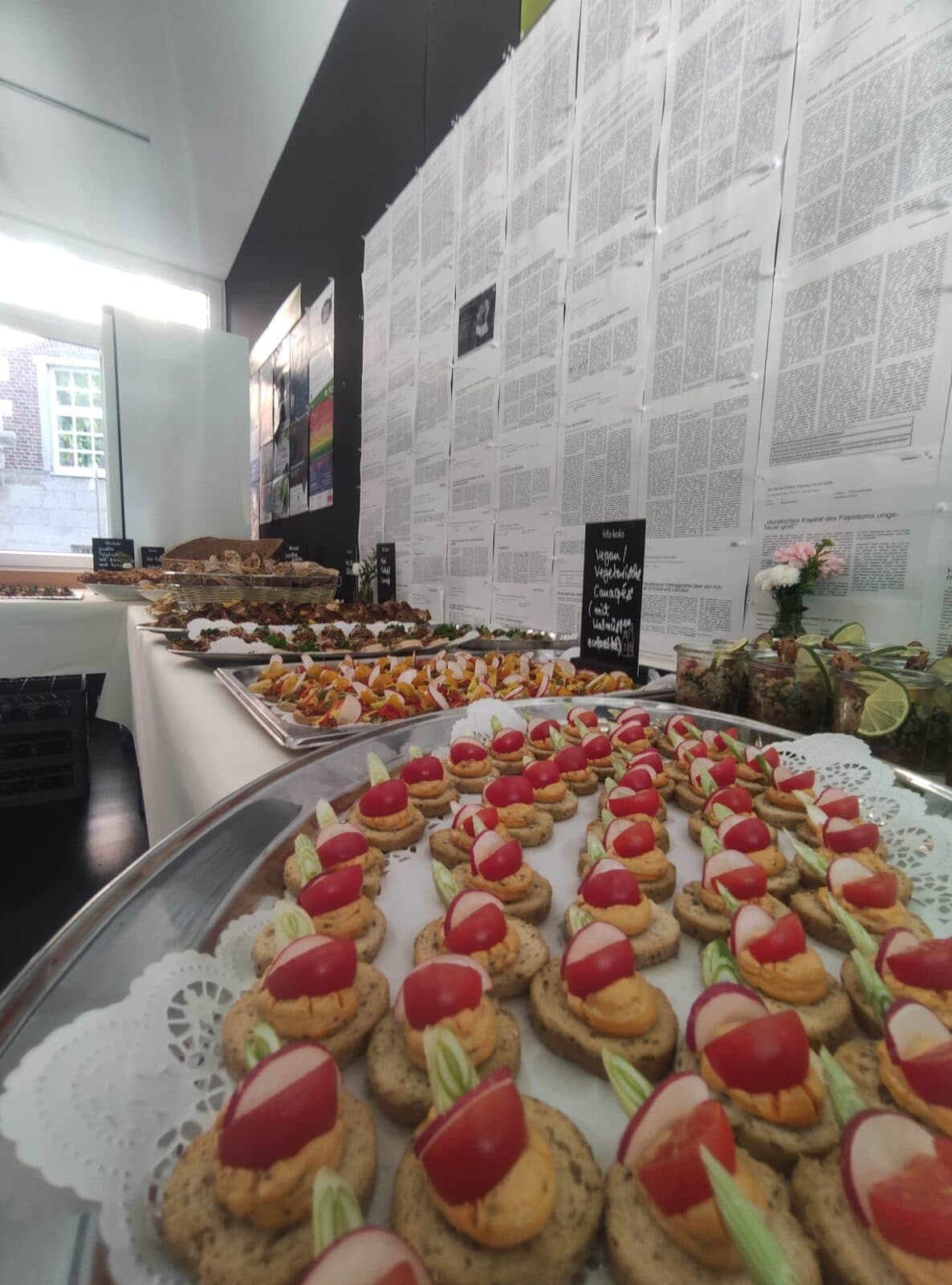 Runde Platte mit Tomaten-Canapés