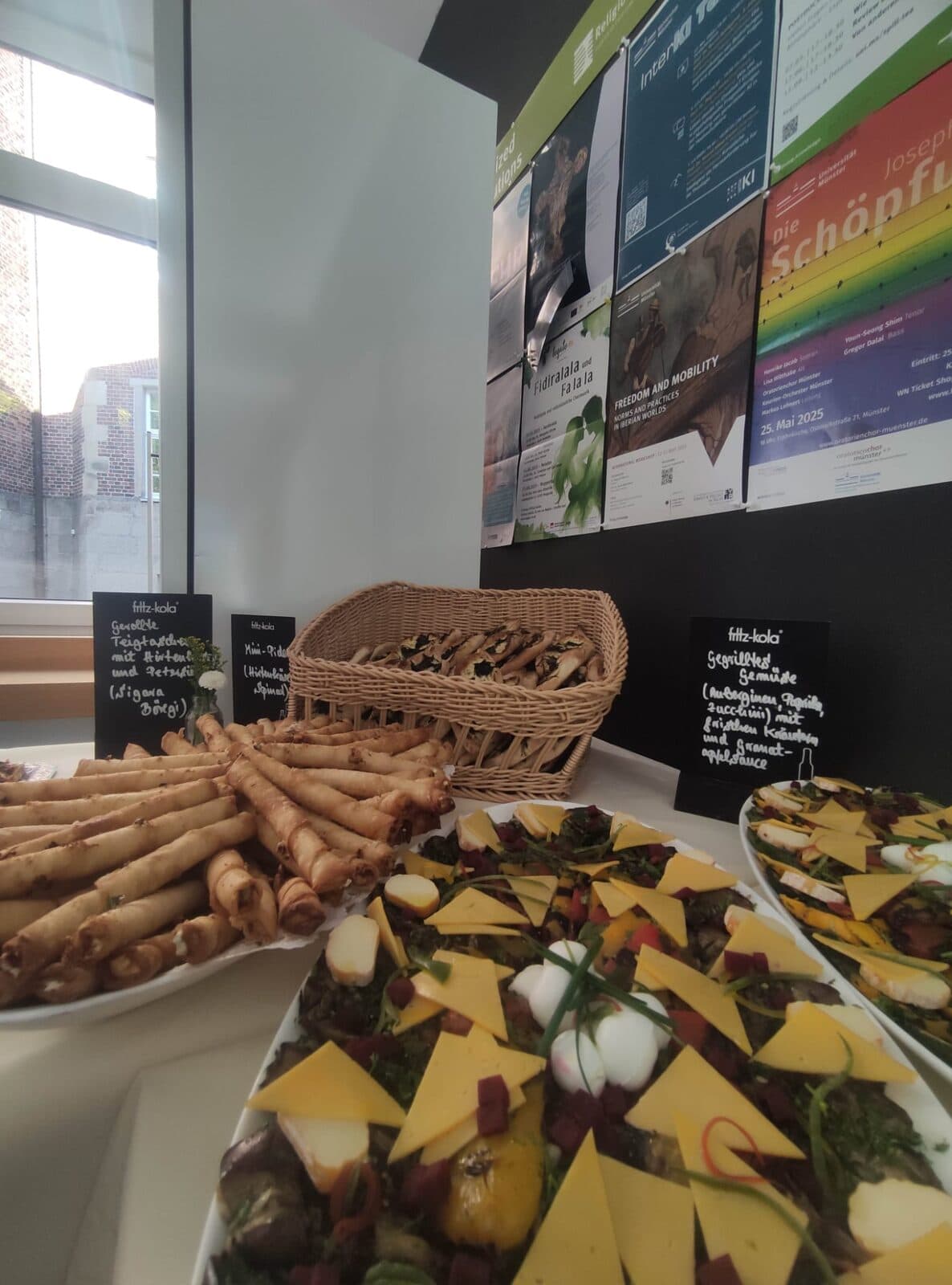 Käse und Brotstangen auf dem Buffet