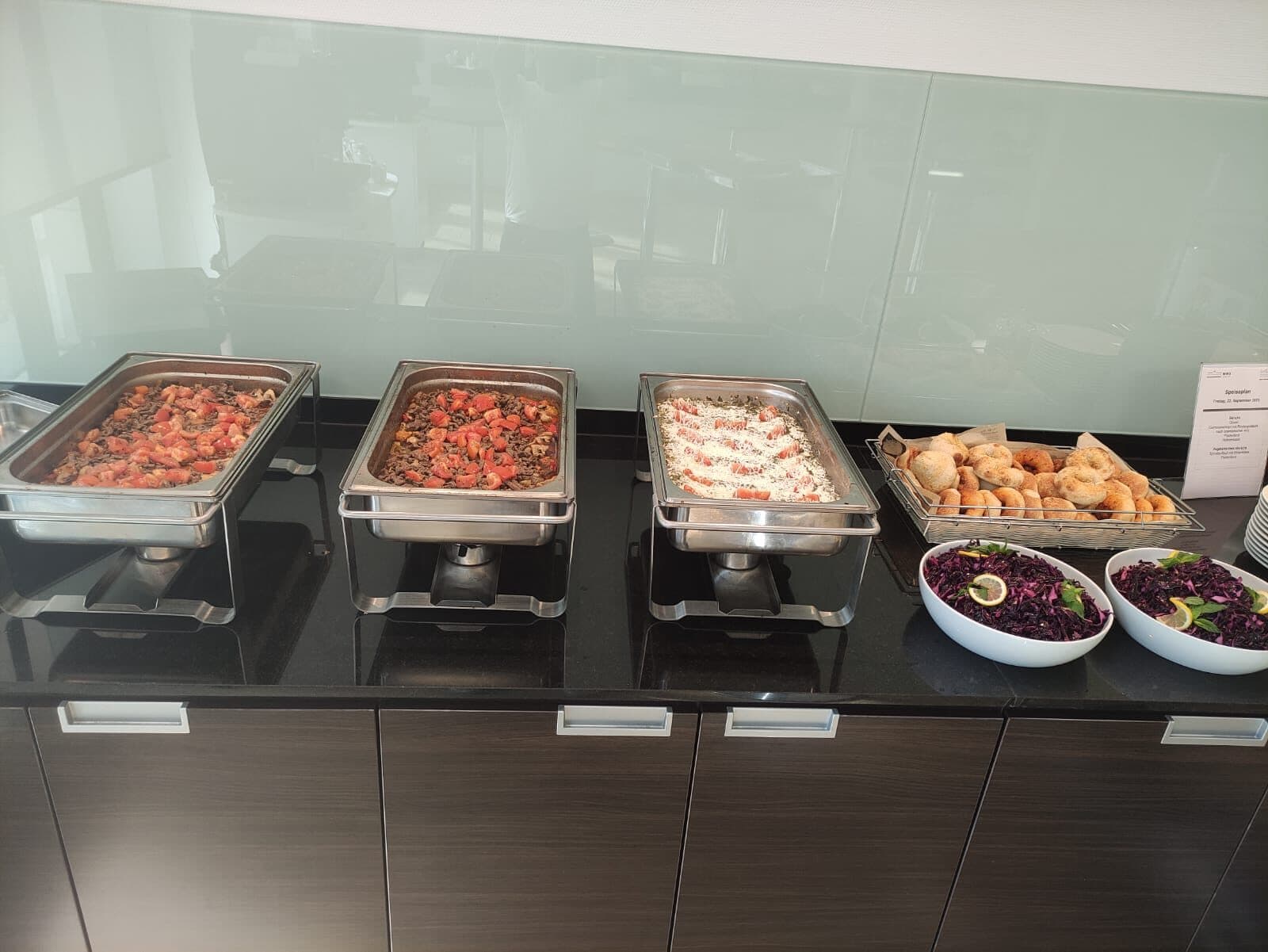 Warmes Buffet in der Schale