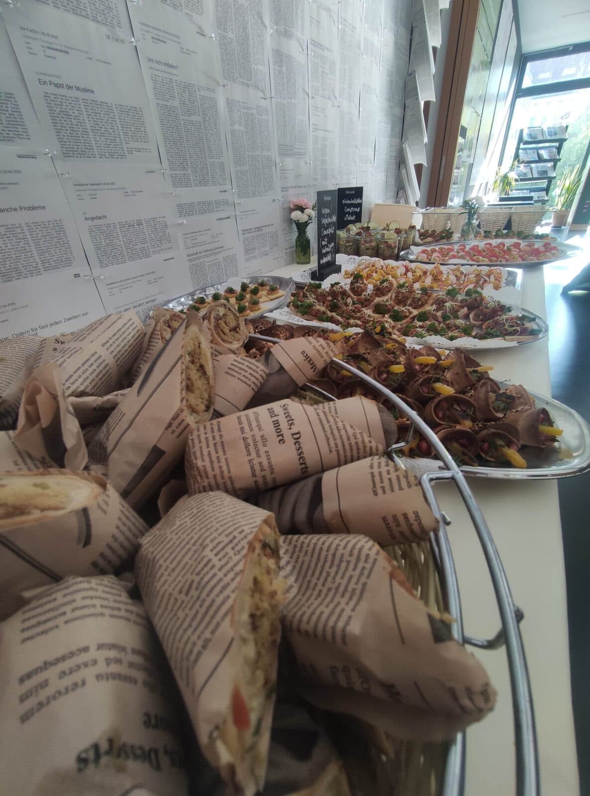 Fingerfood, gewickelt in Zeitungspapier