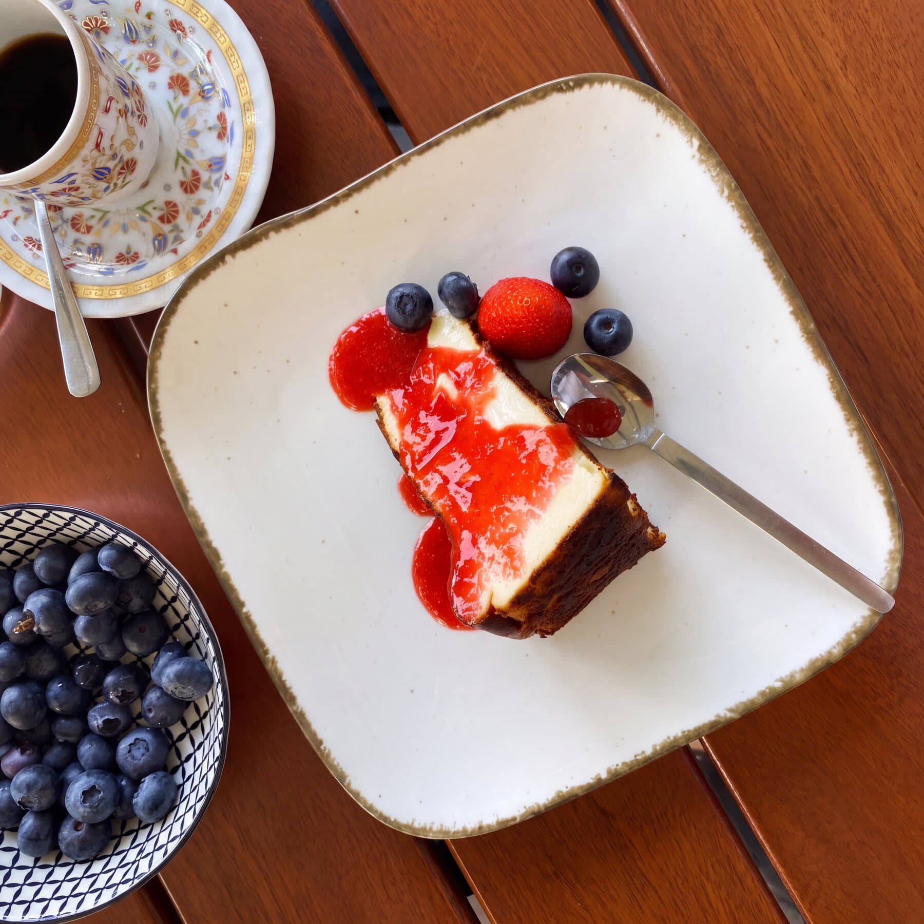 San Sebastián Cheesecake mit Erdbeersoße und Beeren