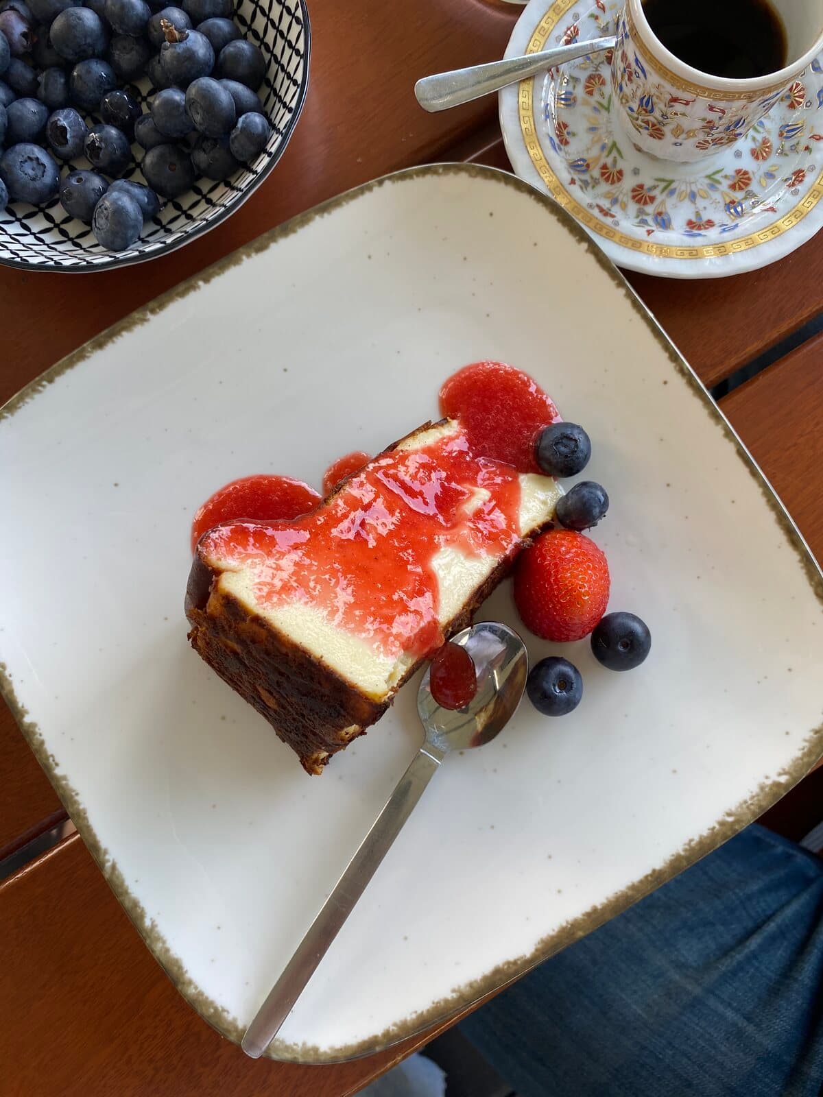 Cheesecake mit frischen Beeren zum Kaffee