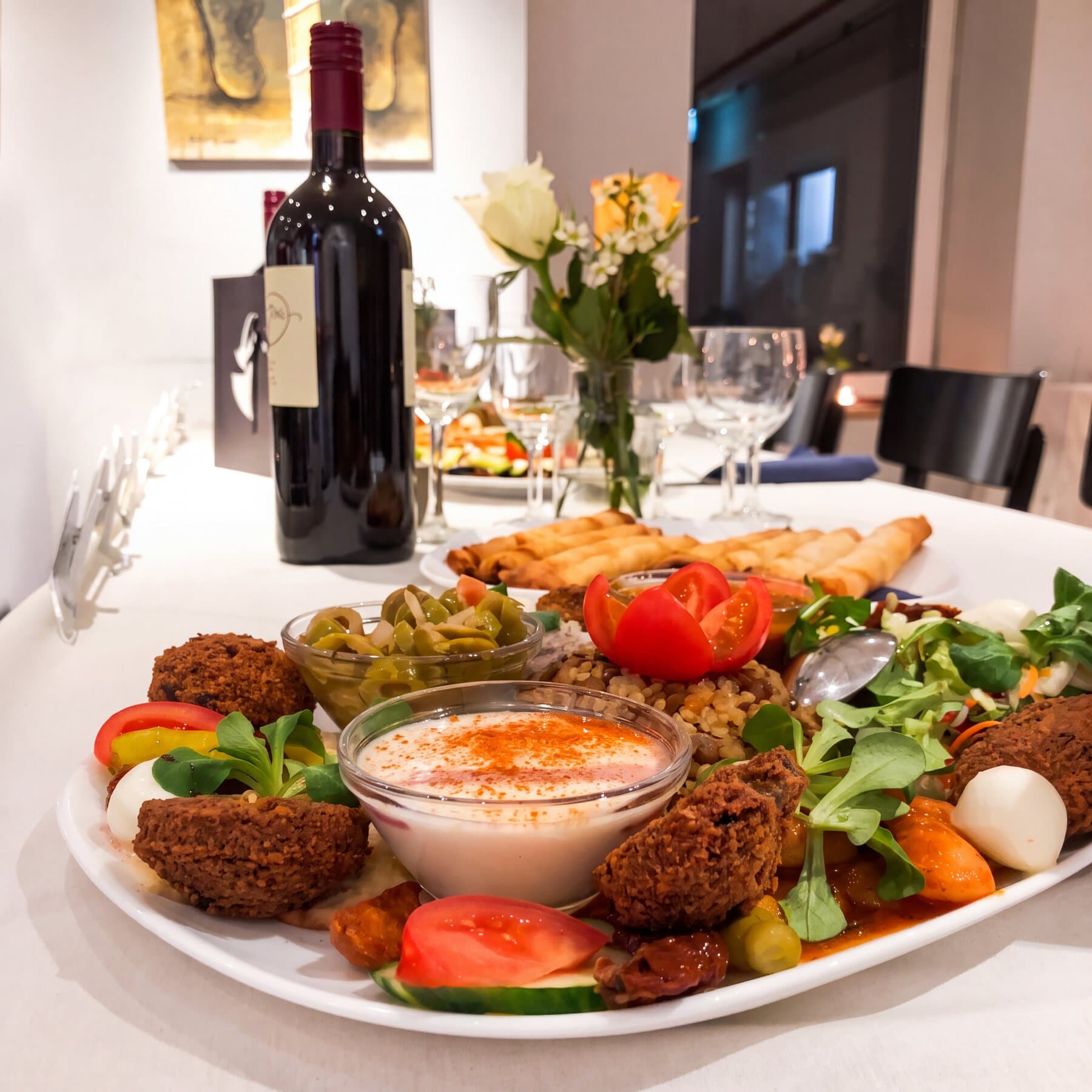 Falafel-Teller mit Salat, Dip und frischem Fladenbrot
