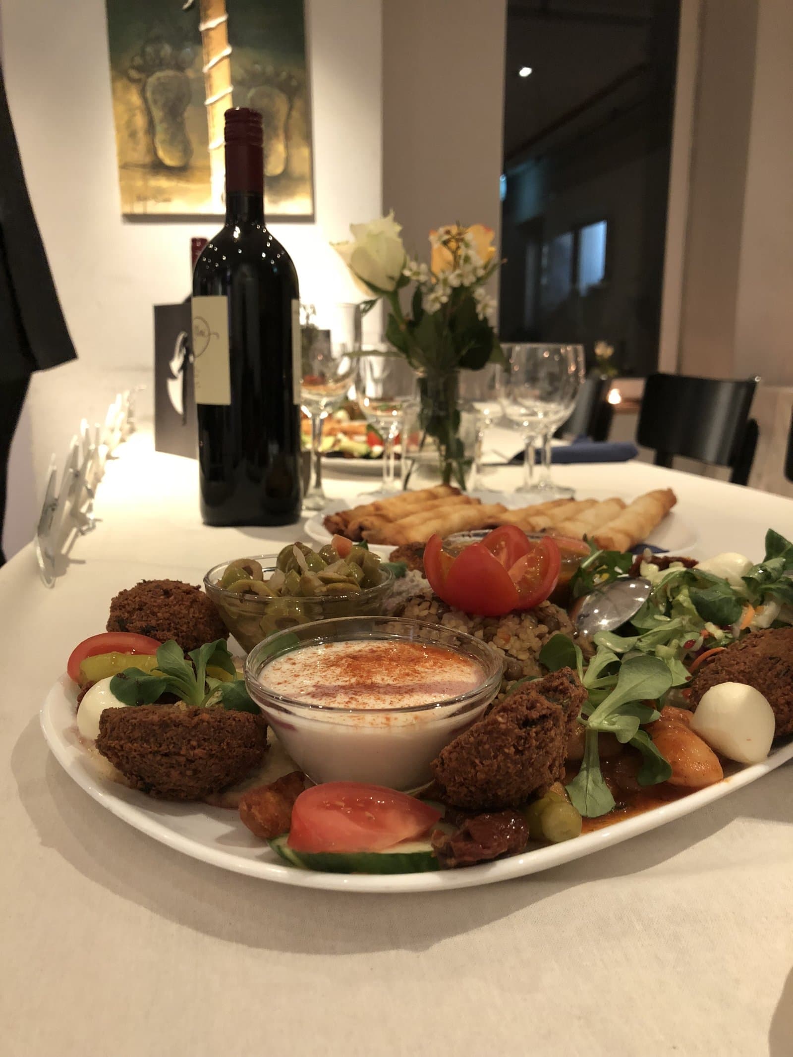 Falafel-Teller mit einer Flasche Wein