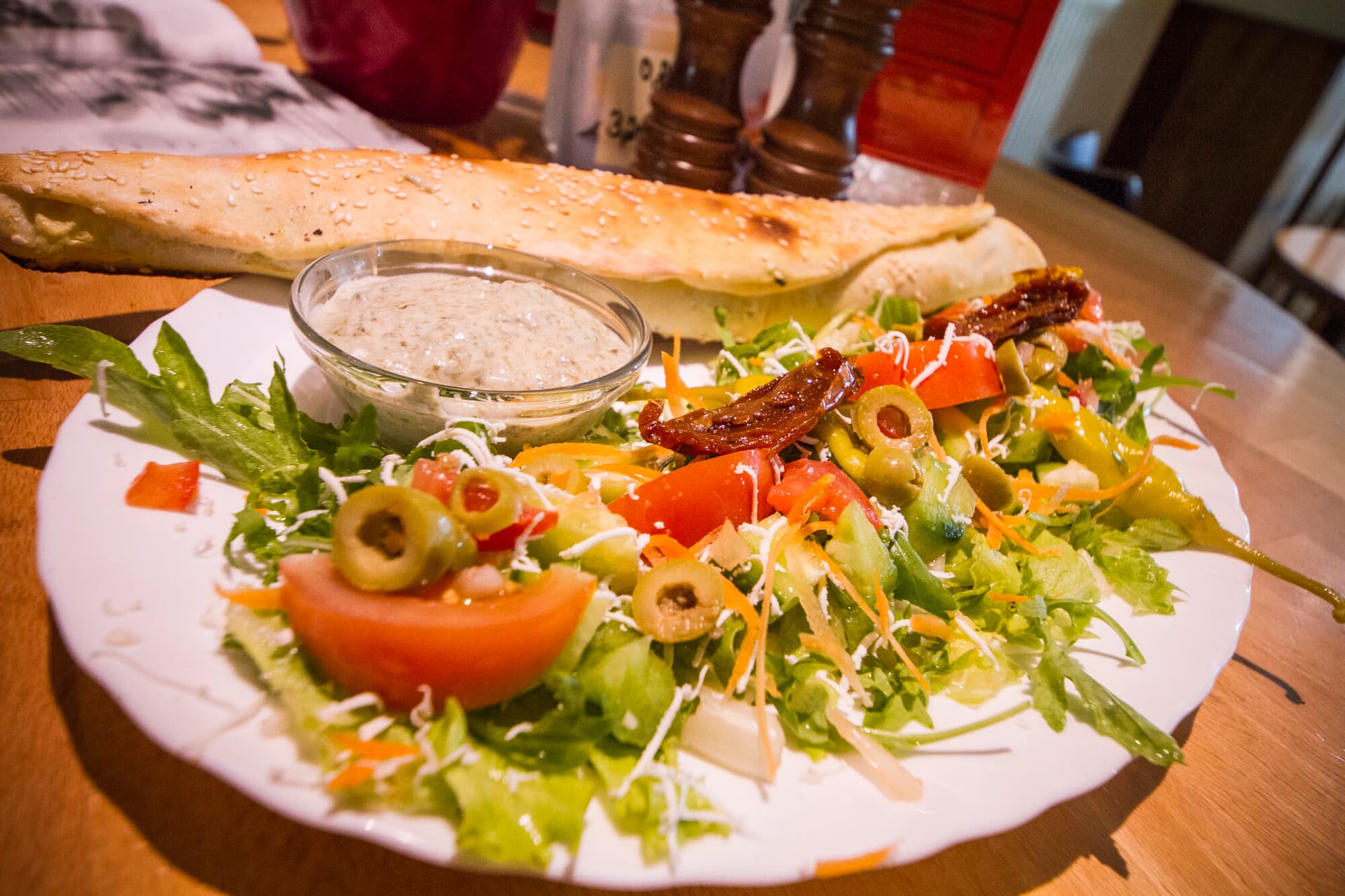 Belegter Fladen mit Salat und Dip