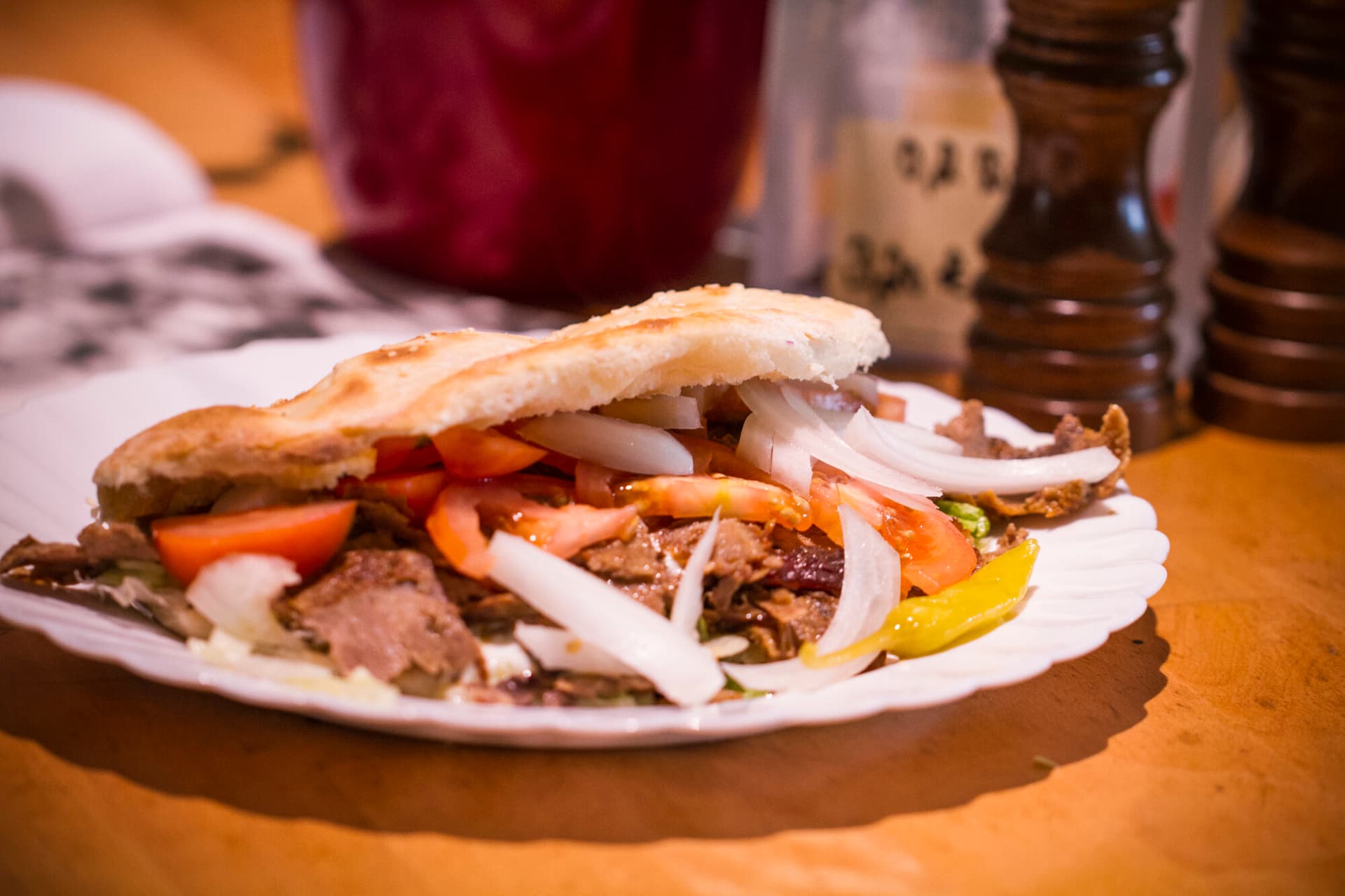 Istanbuler mit hausgemachtem Döner im frischen Fladenbrot