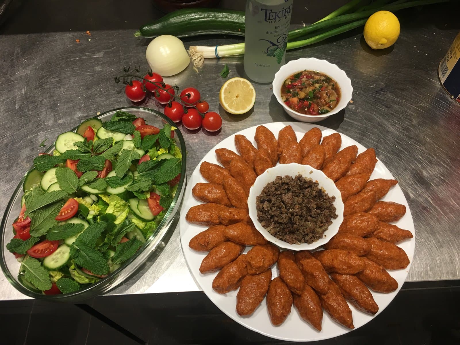 Kisir mit frischem Salat