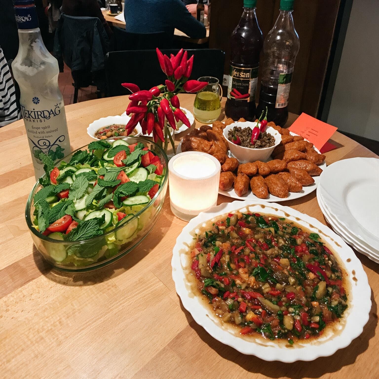 Meze-Tafel mit Salat, Köfte und Rakı