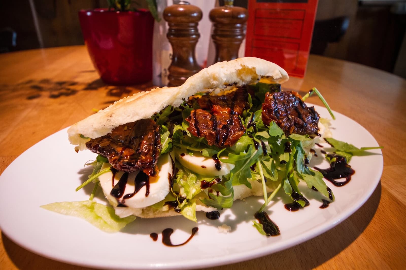 Frisches Fladenbrot mit Rucola und Balsamico