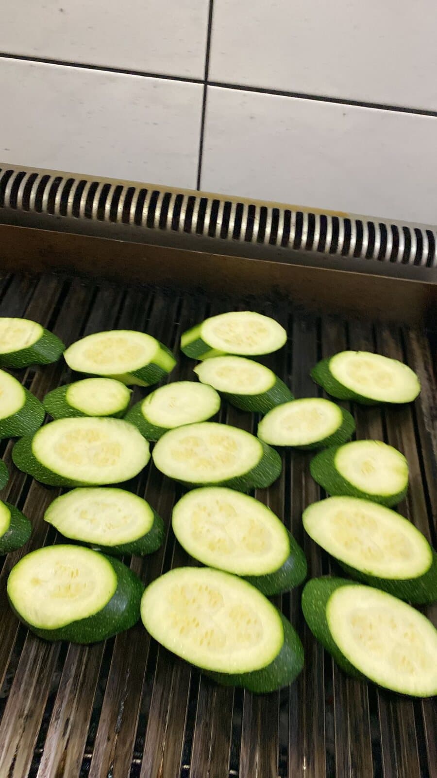 Zucchini auf dem Grill in unserer Küche