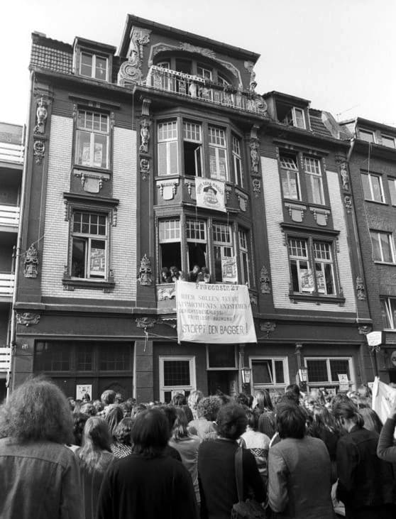 Versammlung vor der Frauenstraße 24 in den 1970ern