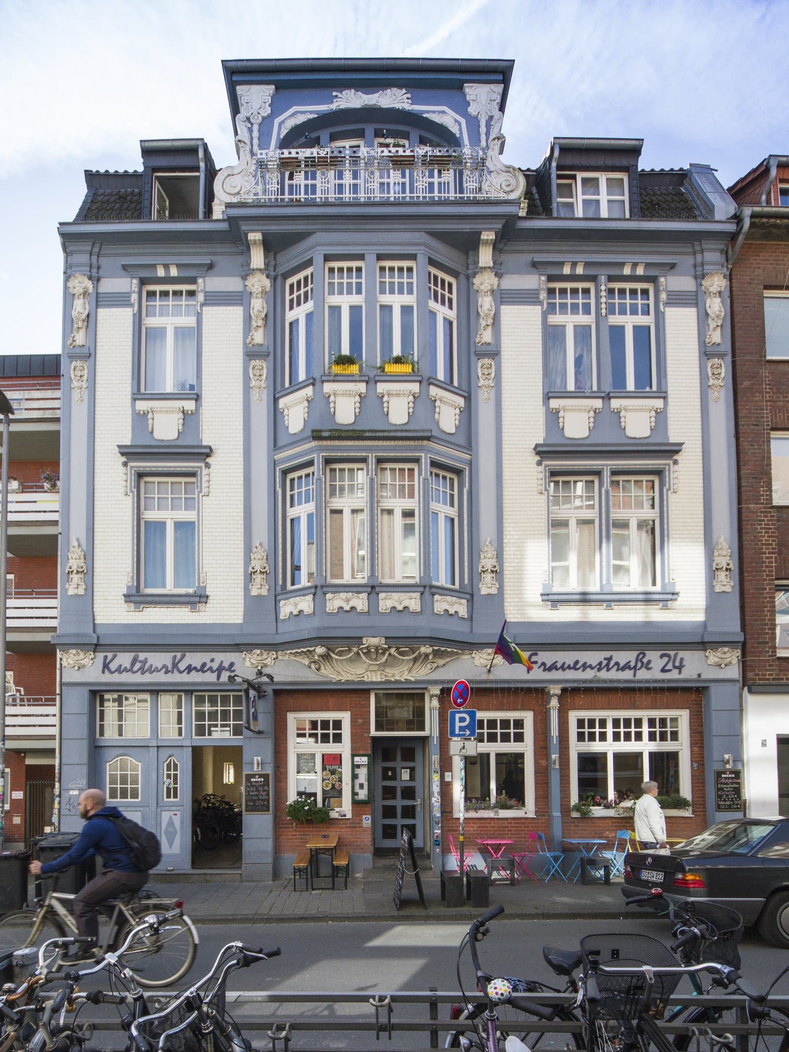 Die Fassade von unten
