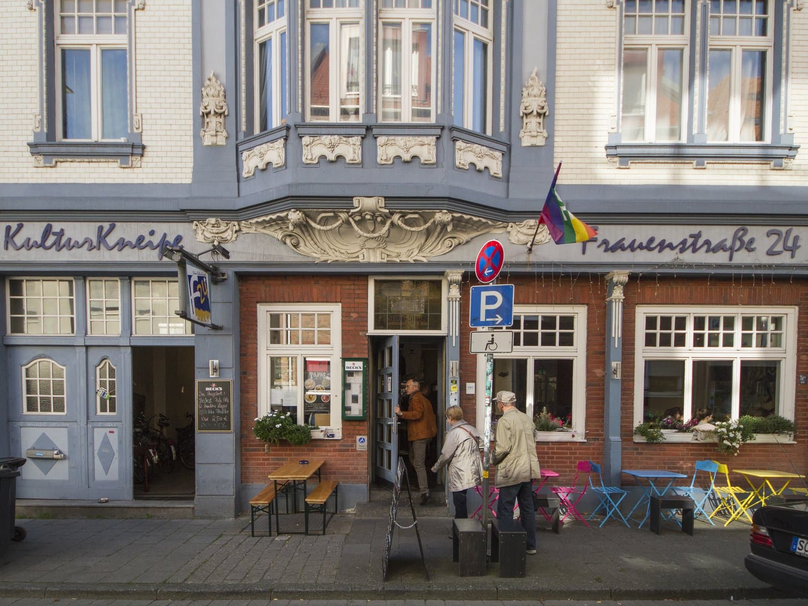 Die blaue Jugendstil-Fassade der Frauenstraße 24