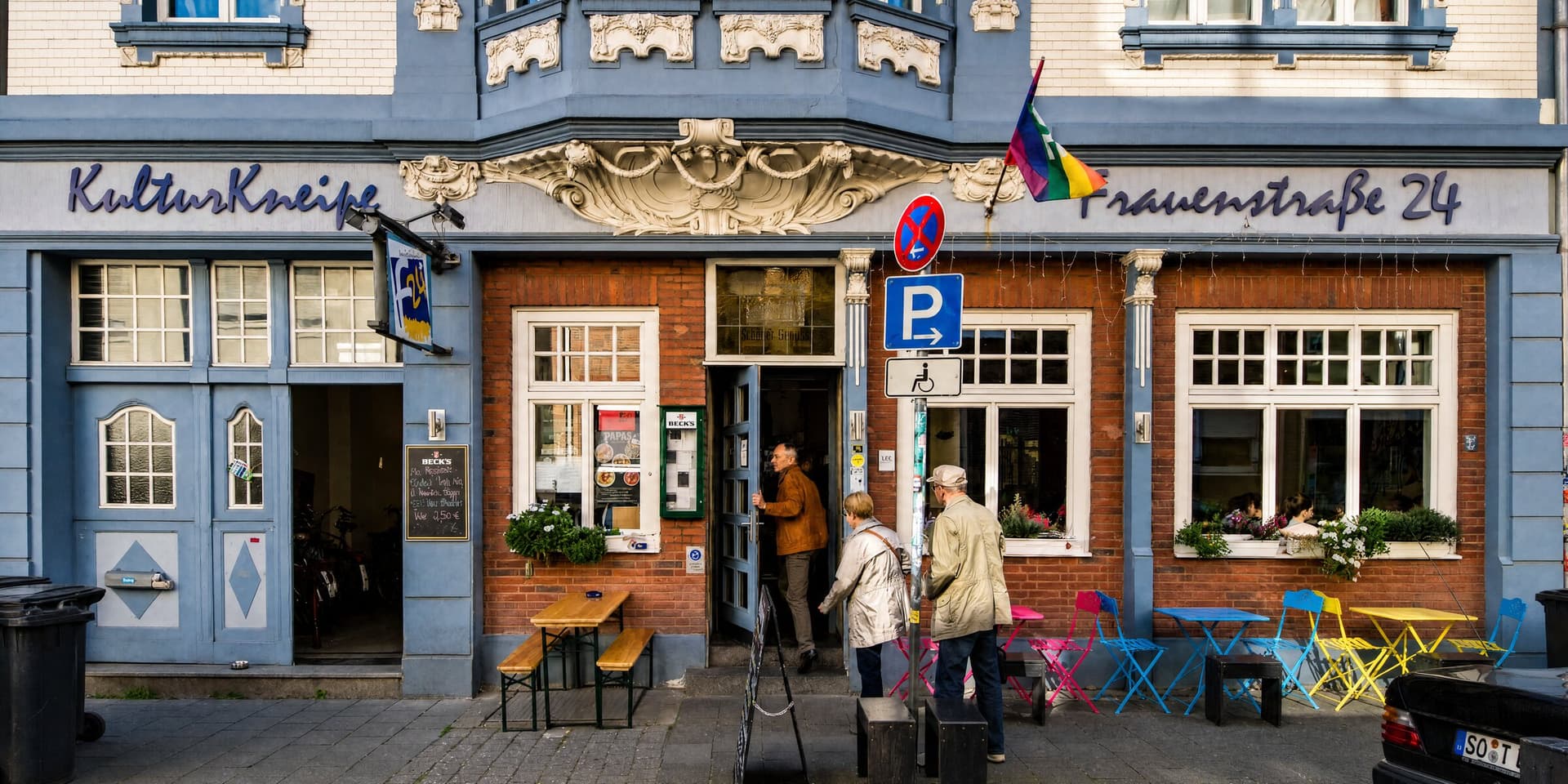Die Frauenstraße 24 in Münster, Gäste vor der Tür