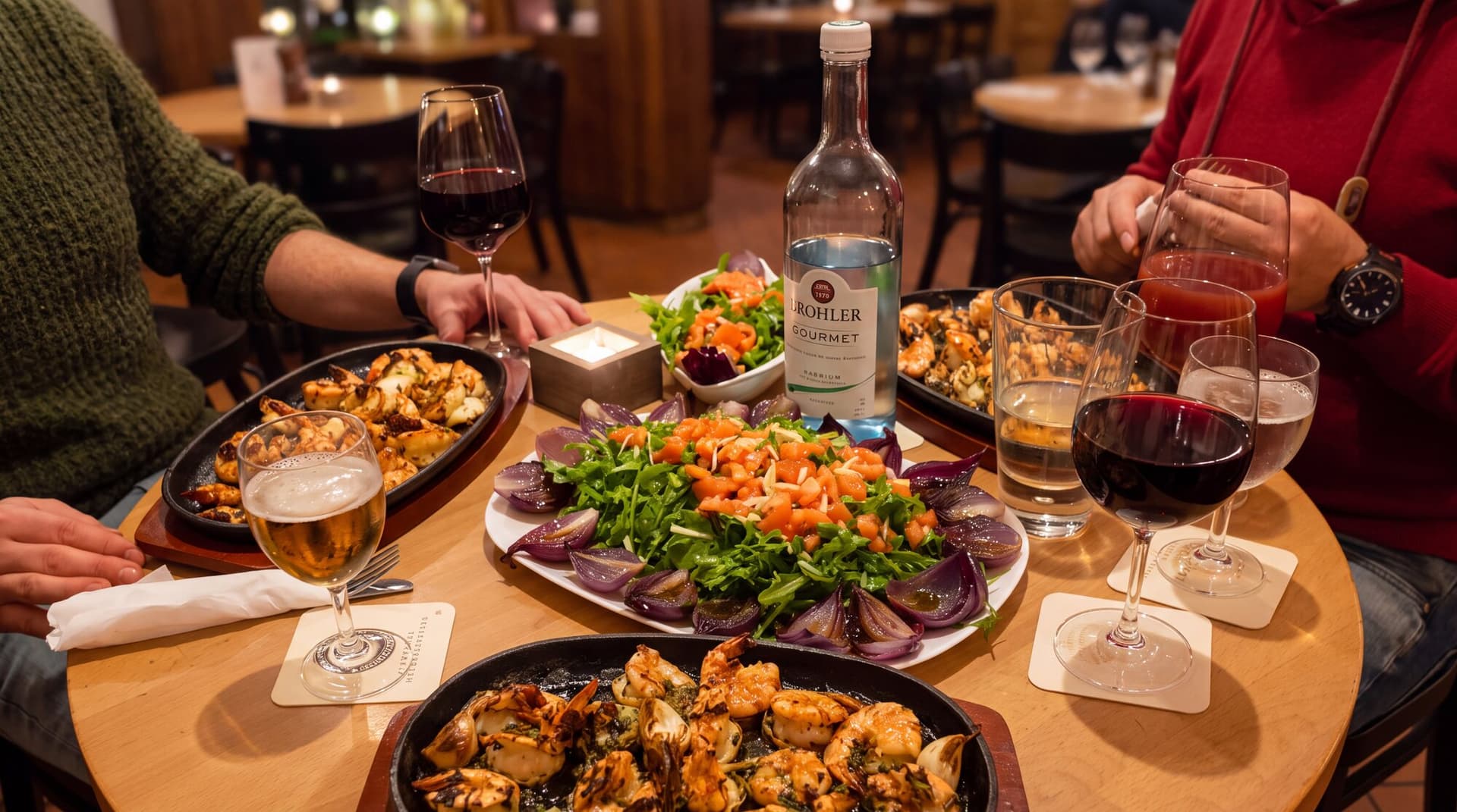 Zwei Gäste beim Essen, Wein und Meze auf dem Tisch