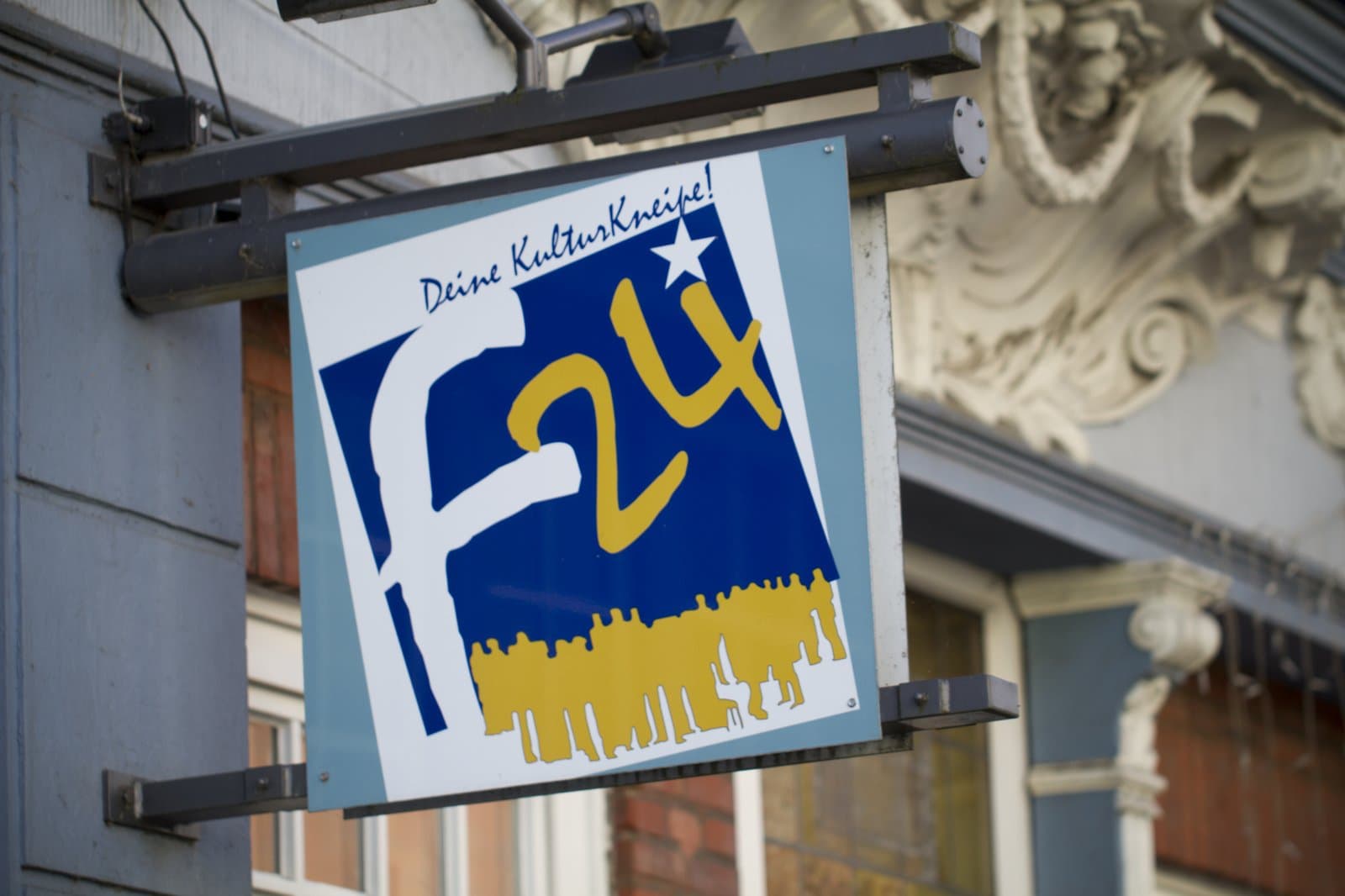 Das F24-Schild an der Fassade