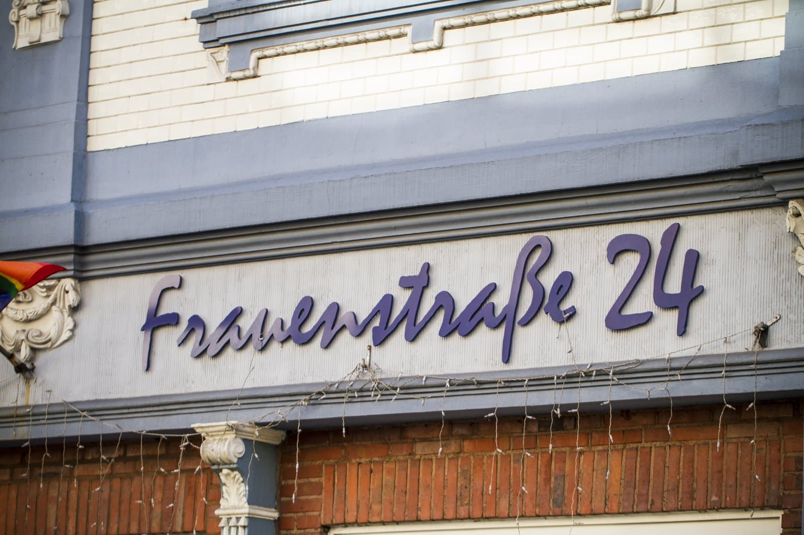 Der Frauenstraße-24-Schriftzug an der Fassade