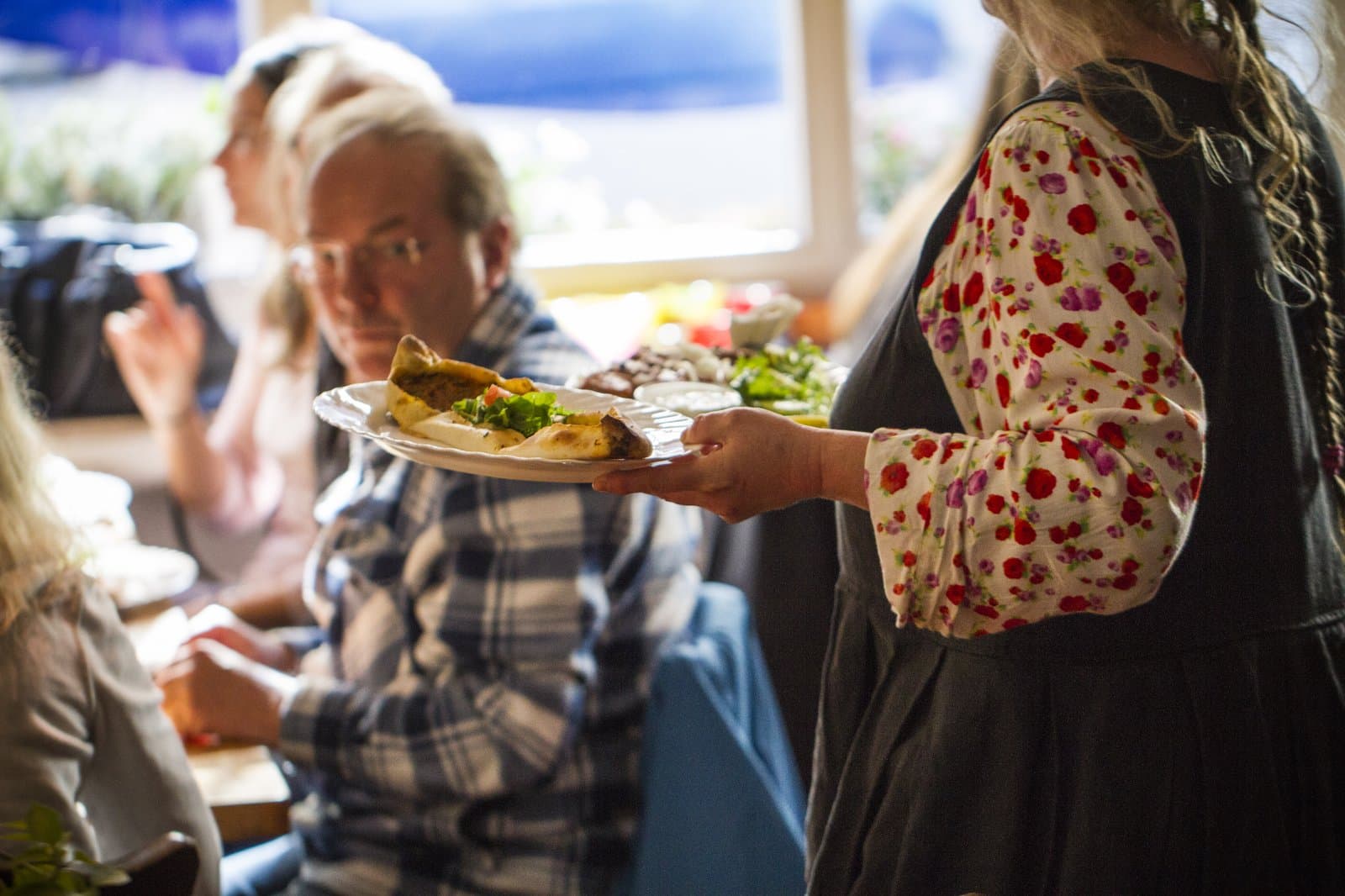 Essen kommt an den Tisch