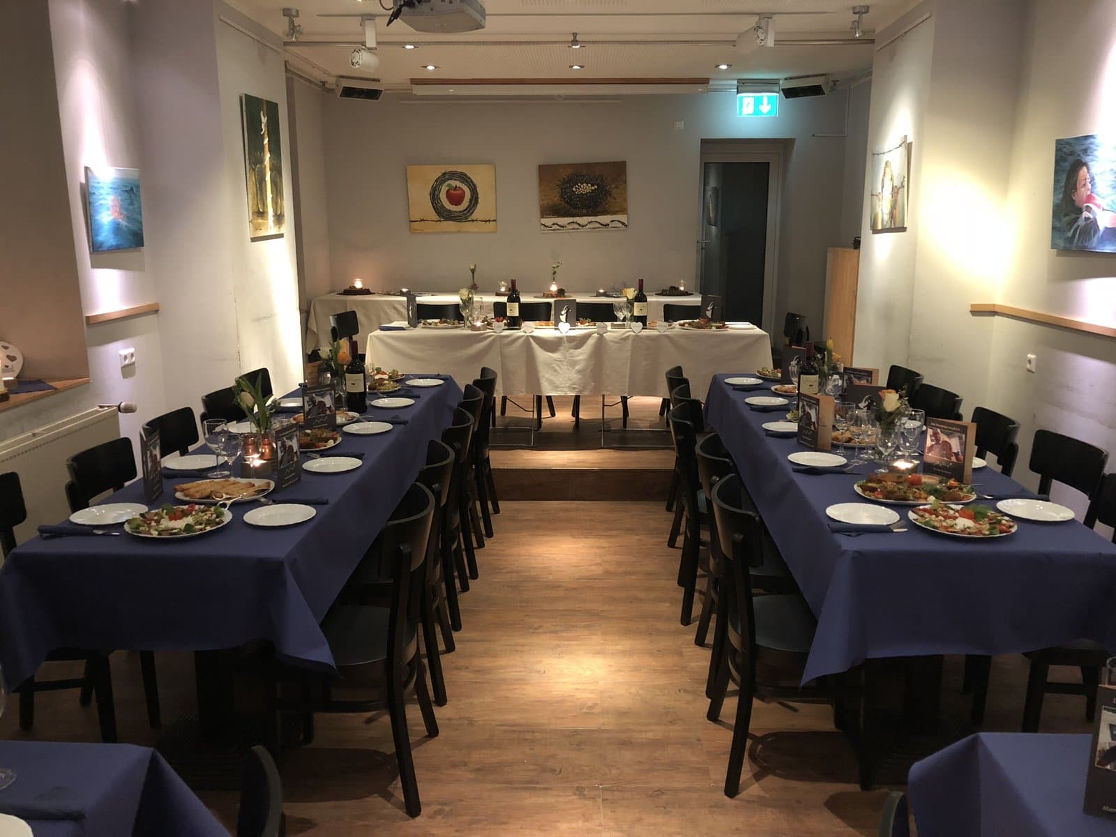 Festlich gedeckte Tafel im Saal