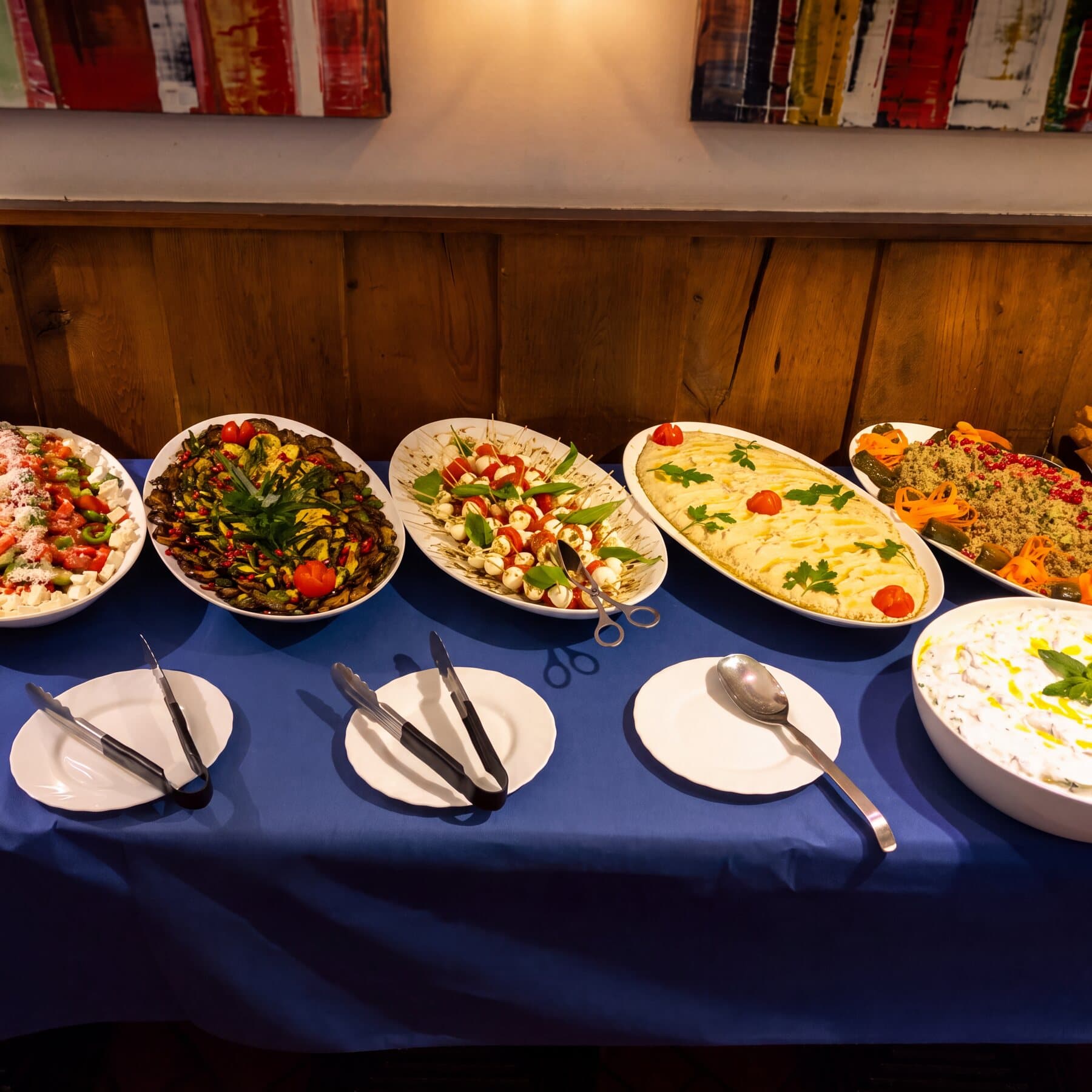 Salatschüsseln in einer Reihe auf dem Buffet